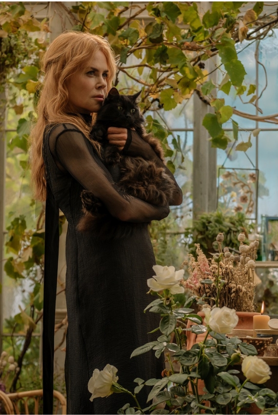 la protagonista con il suo gatto nero in braccio