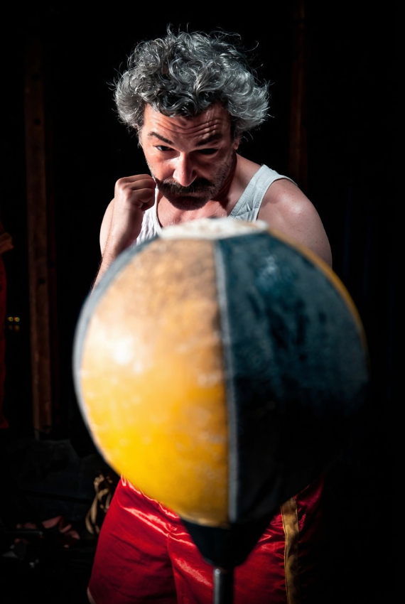 IL PUGILE DAVANTI AL SUO SACCO DA BOXE
