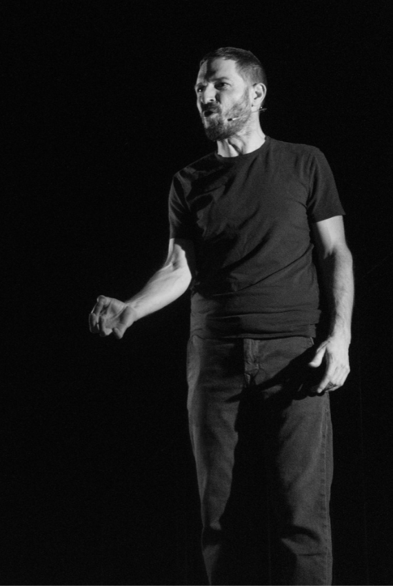 L'ATTORE SUL PALCO IN UNA SCENA IN BIANCO E NERO