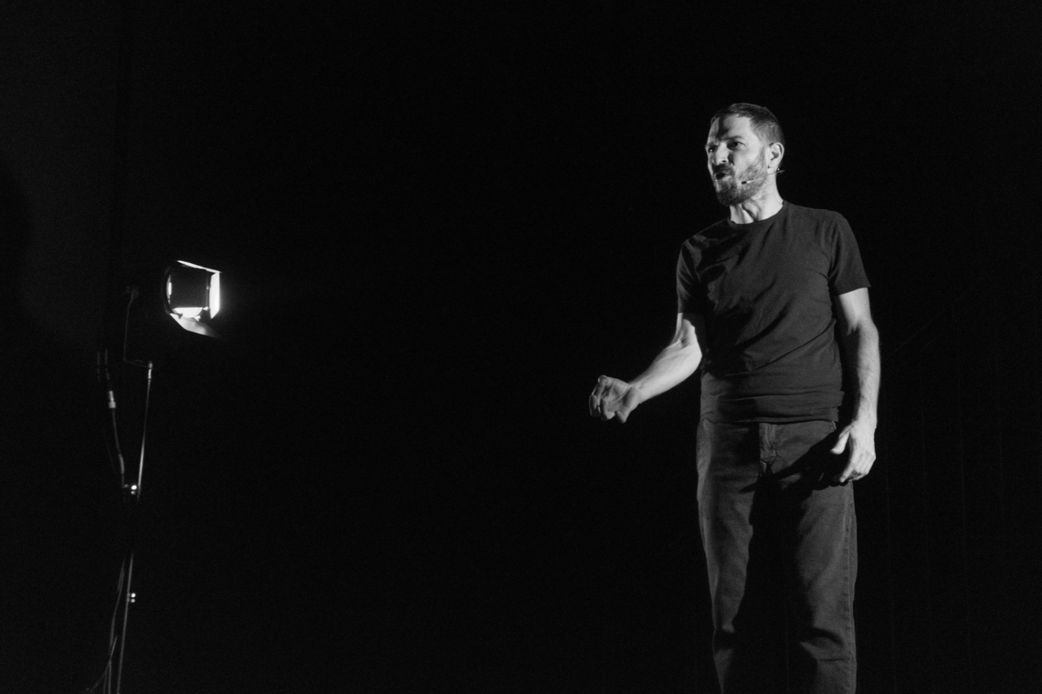 L'ATTORE SUL PALCO IN UNA SCENA IN BIANCO E NERO