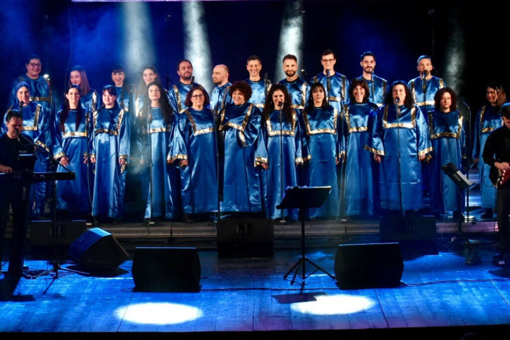 IL CORO GOSPEL AL COMPLETO DURANTE UN CONCERTO