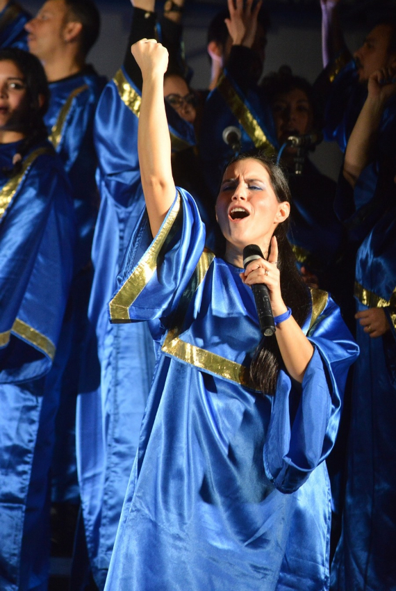 IL CORO GOSPEL AL COMPLETO DURANTE UN CONCERTO