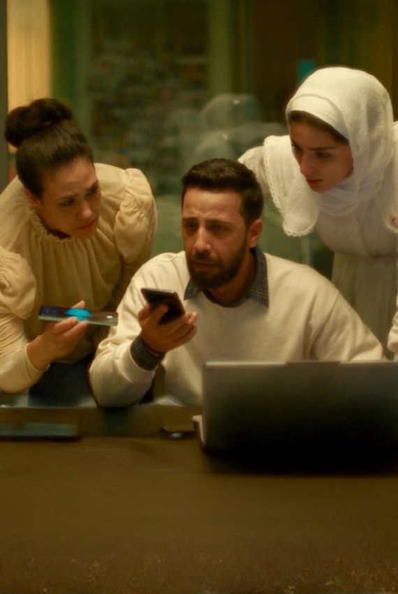 i protagonisti in apprensione al telefono