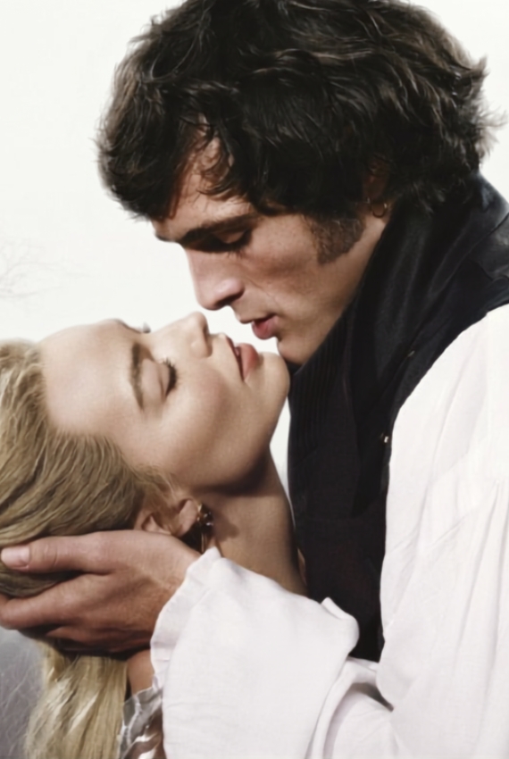 i due protagonisti in un sensuale abbraccio