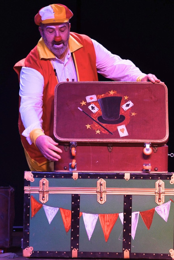 il clown con il suo set di colorate valige