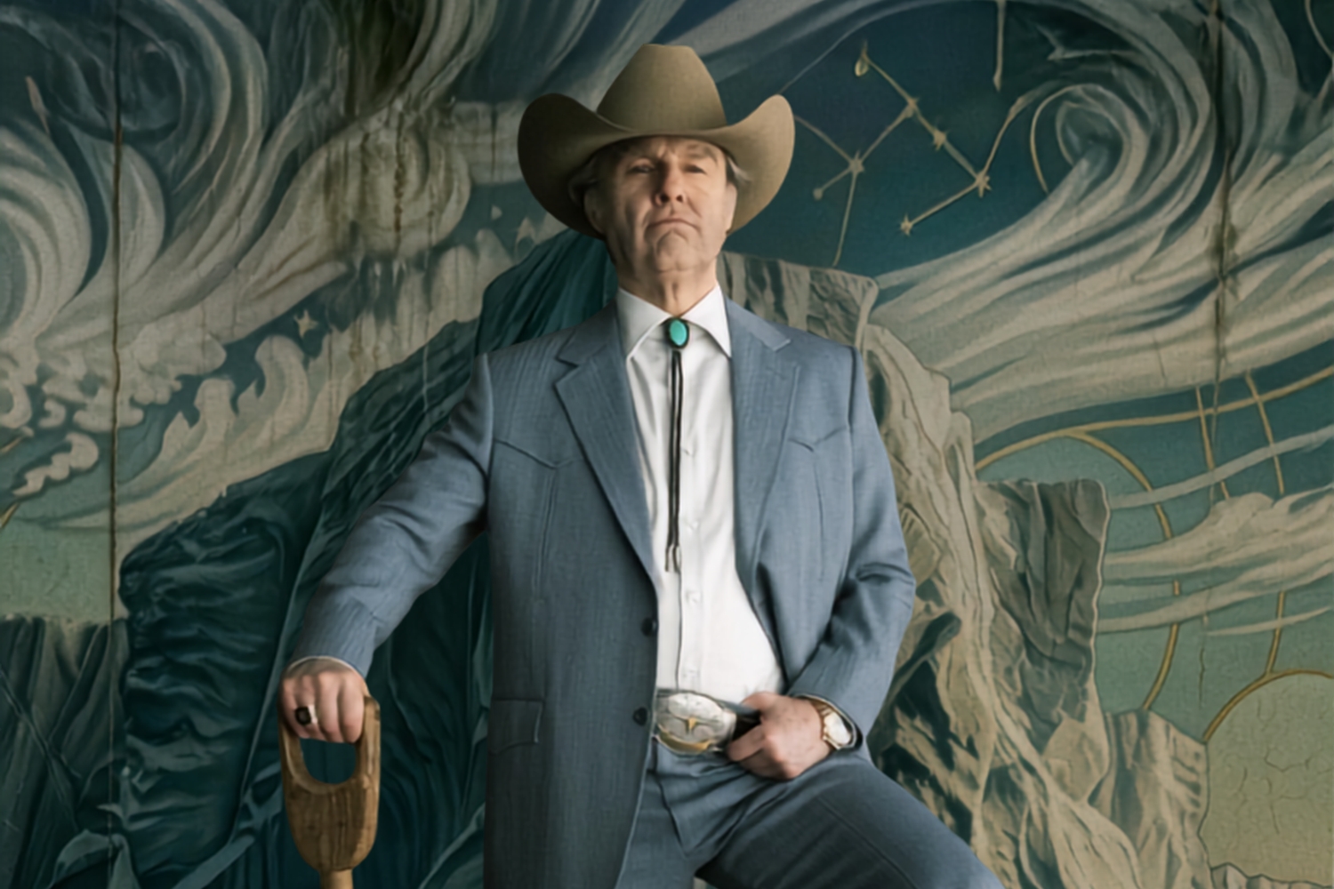 tom cruise con cappello da cowboy e pala al fianco nei panni del protagonista