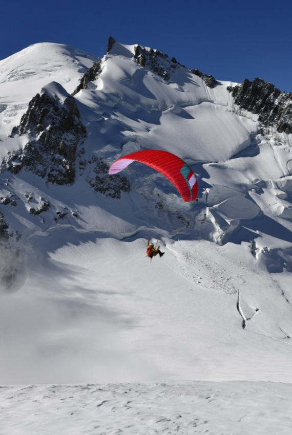 l'alpinista in parapendio di fronte al ghiacciaio