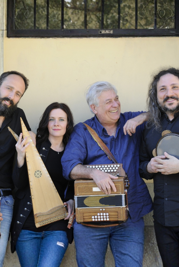 il quartetto in una foto di gruppo