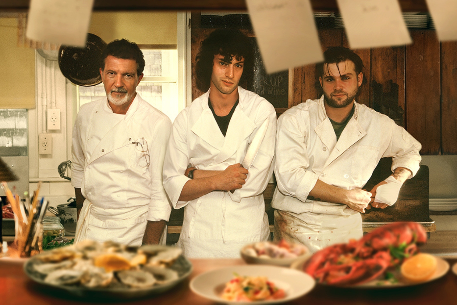 banderas con i due giovani cuochi schierati in cucina