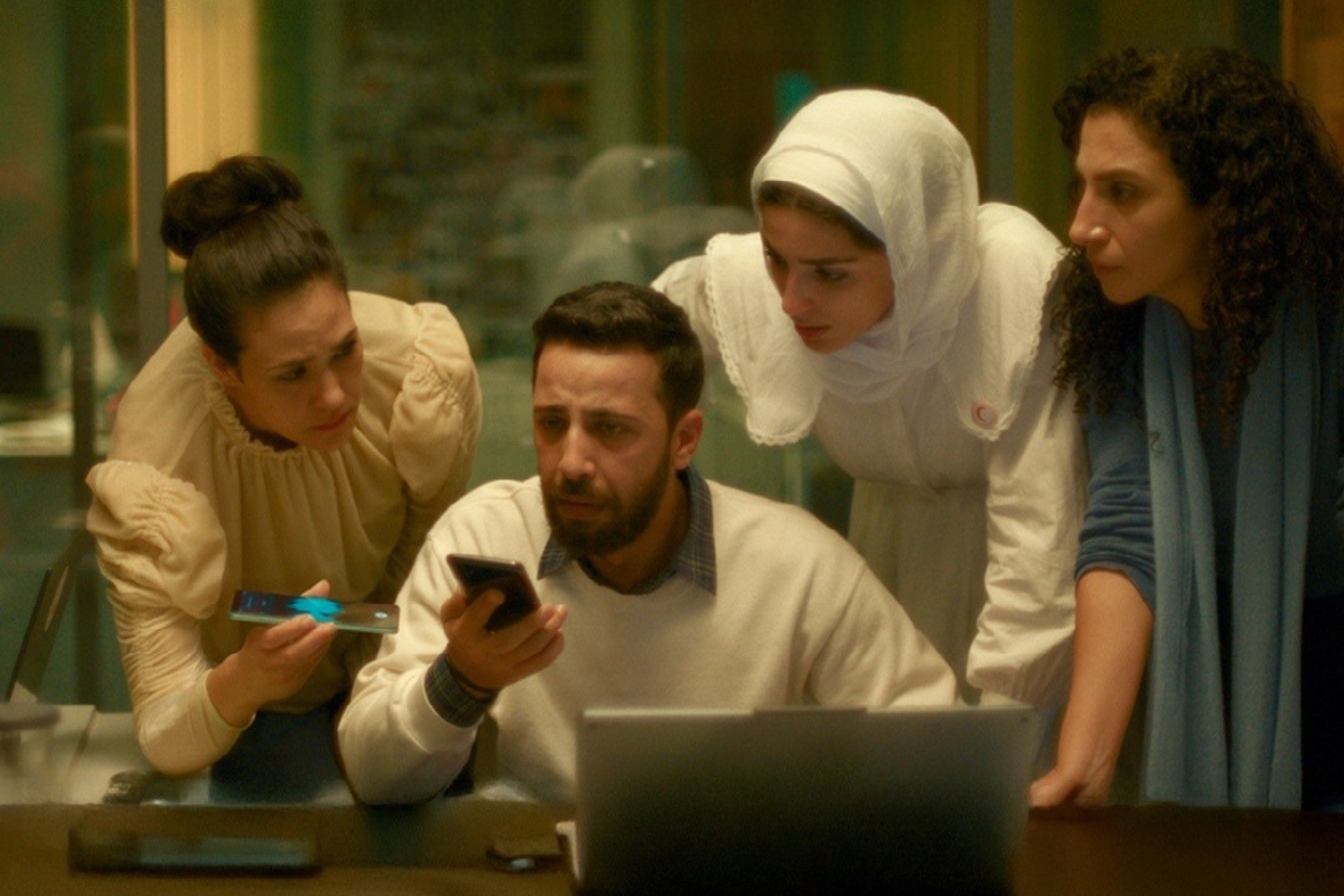 i protagonisti in apprensione al telefono