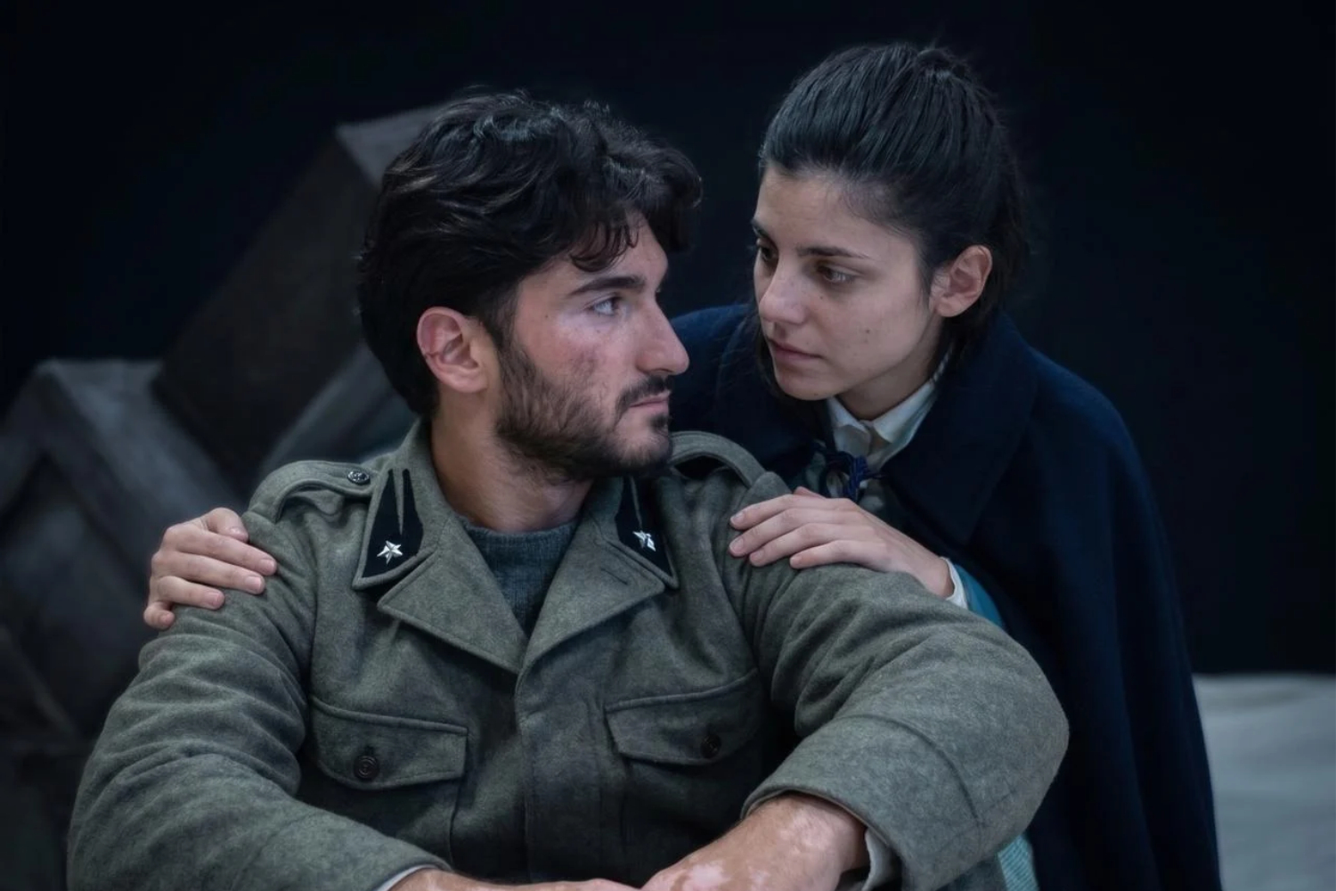UN ABBRACCIO TRA I PROTAGONISTI