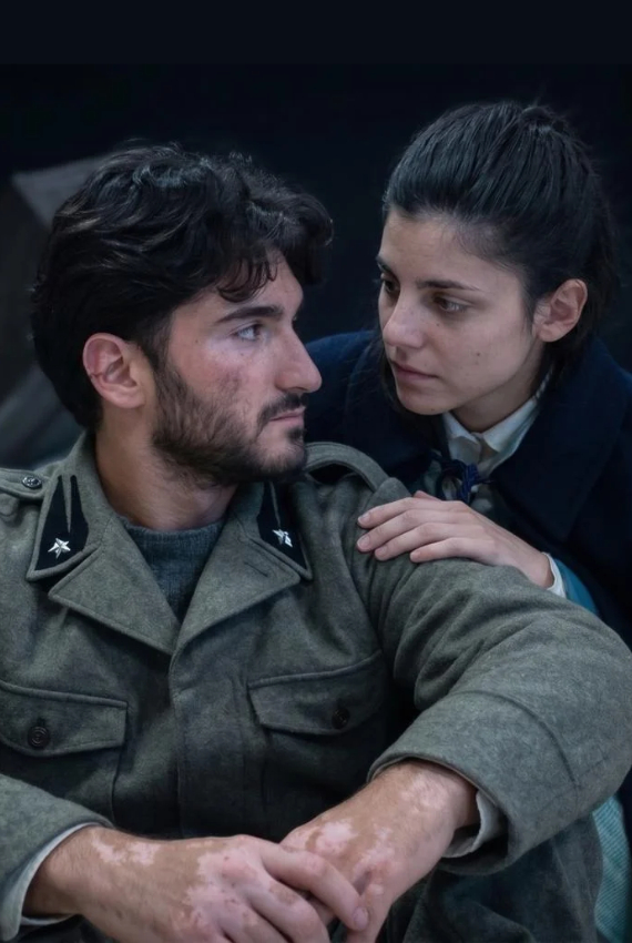 UN ABBRACCIO TRA I PROTAGONISTI