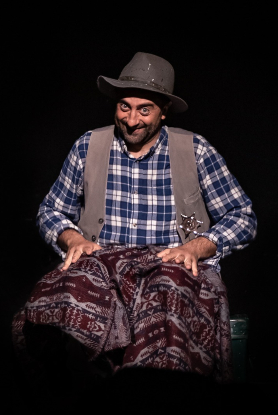 L'ATTORE NEI PANNI DI TOMA con gilet e cappello da cowboy