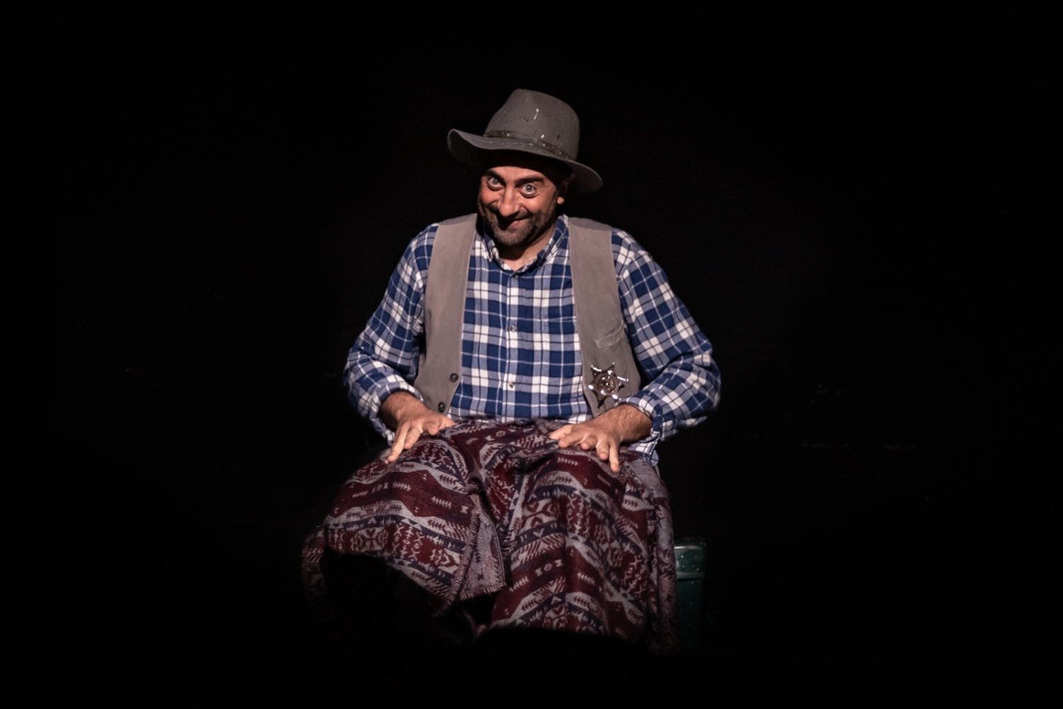 L'ATTORE NEI PANNI DI TOMA con gilet e cappello da cowboy
