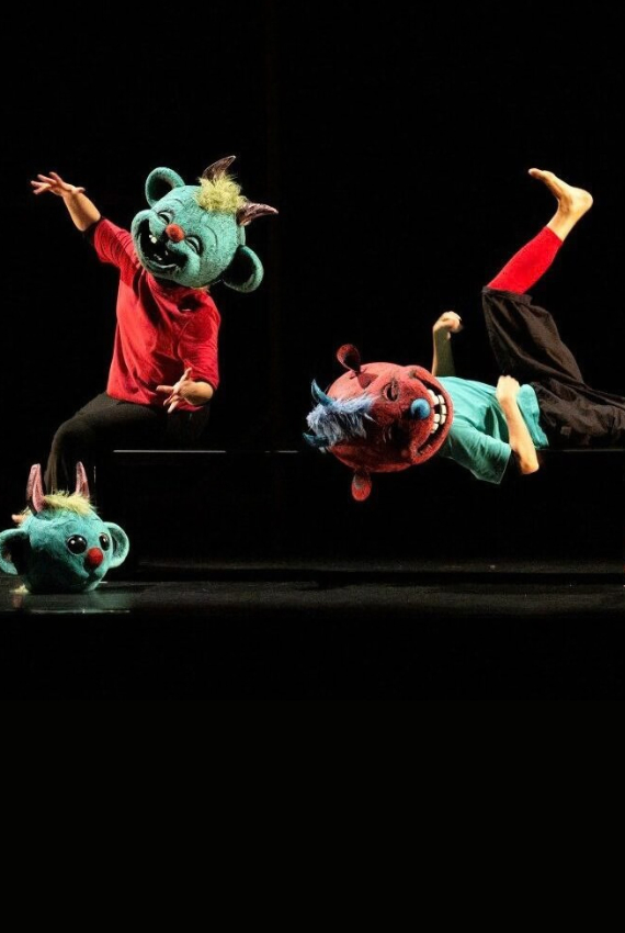 i protagonisti in scena con maschere di peluches che rappresentano le emozioni