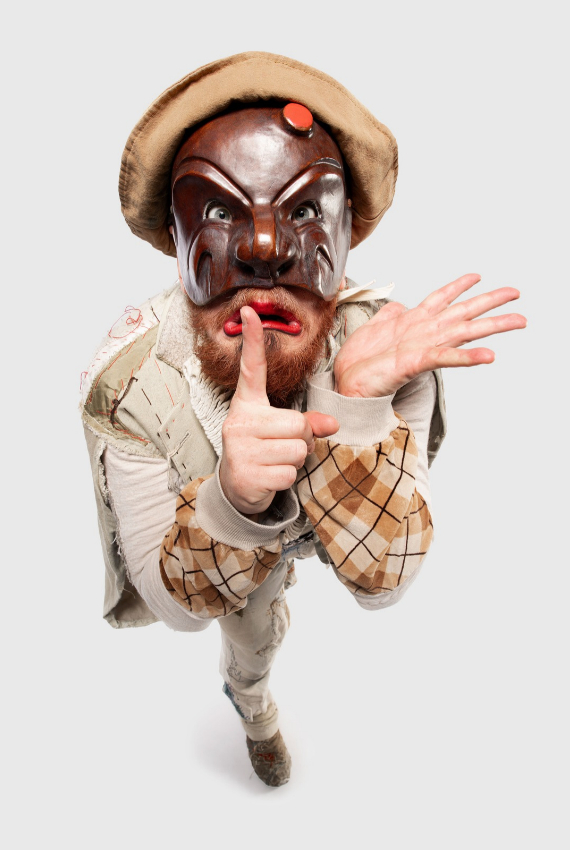 arlecchino con il dito alzato per richiamare il silenzio