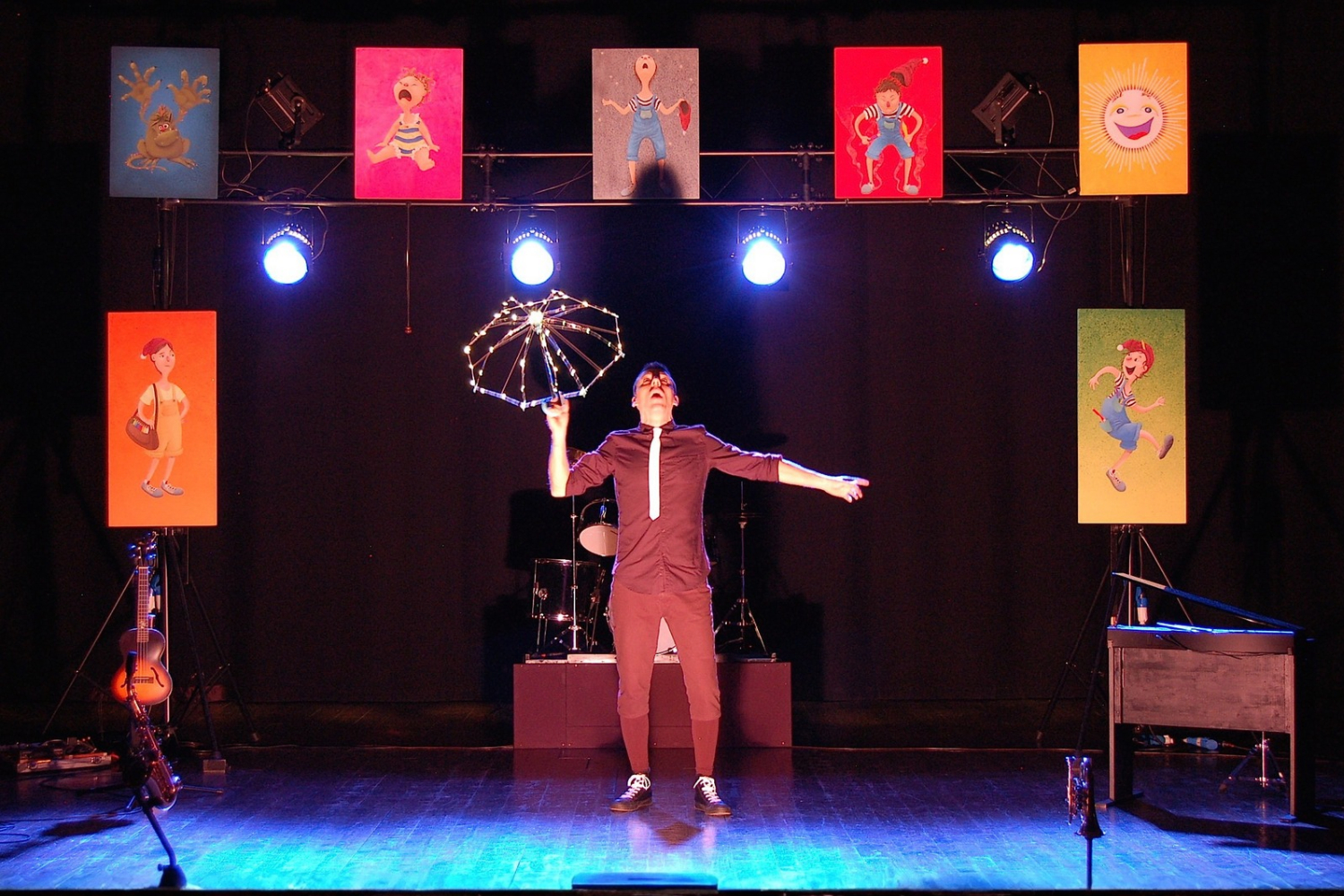 il protagonista sul palco con il suo ombrello illuminato