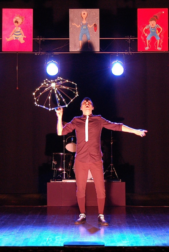 il protagonista sul palco con il suo ombrello illuminato