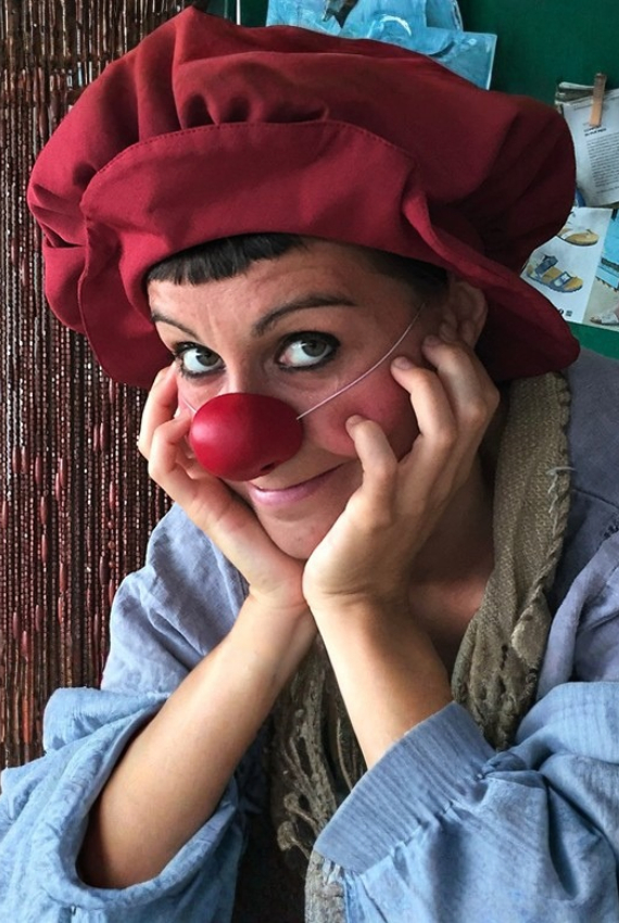 l'attrice vestita da clown