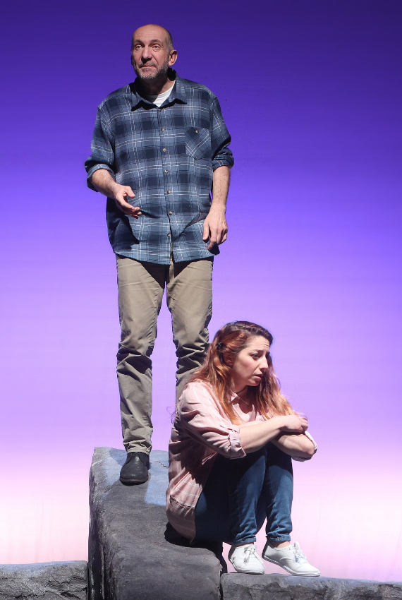 i due protagonisti in scena con coloratissime coreografie