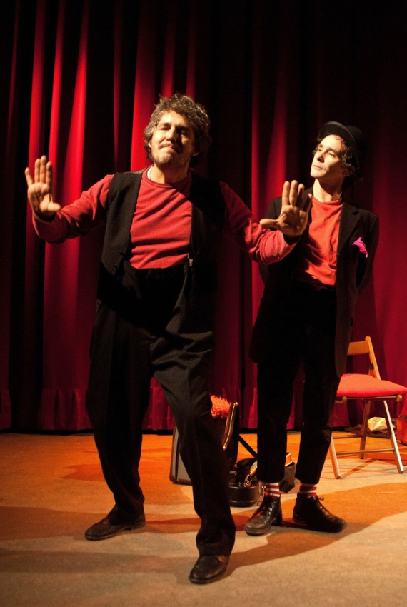 i due protagonisti sul palco in una scena