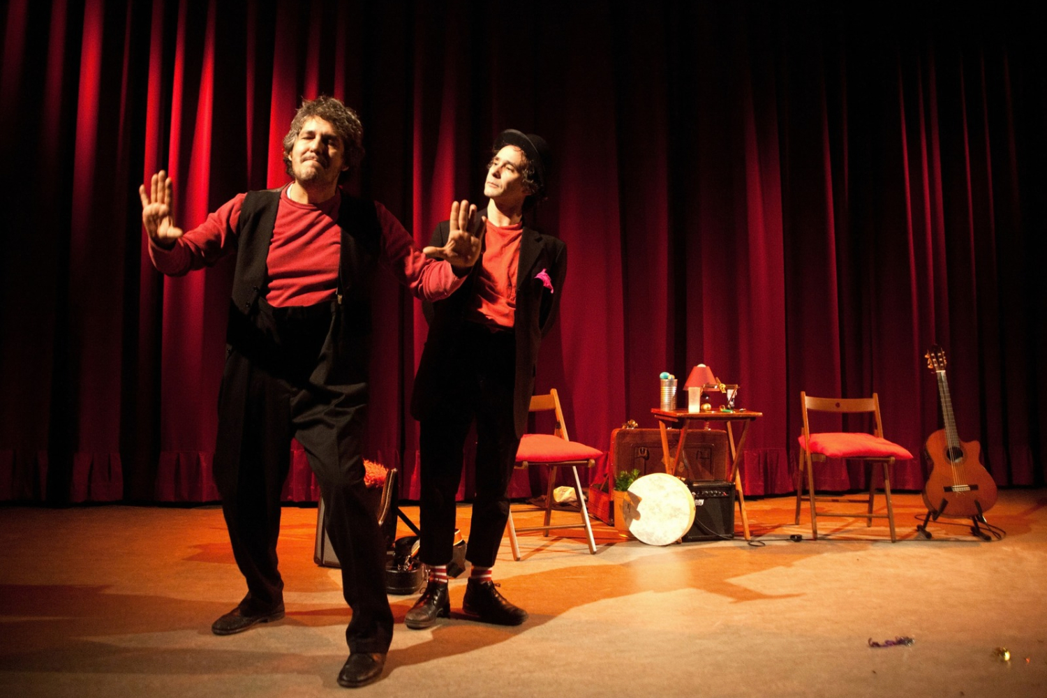 i due protagonisti sul palco in una scena