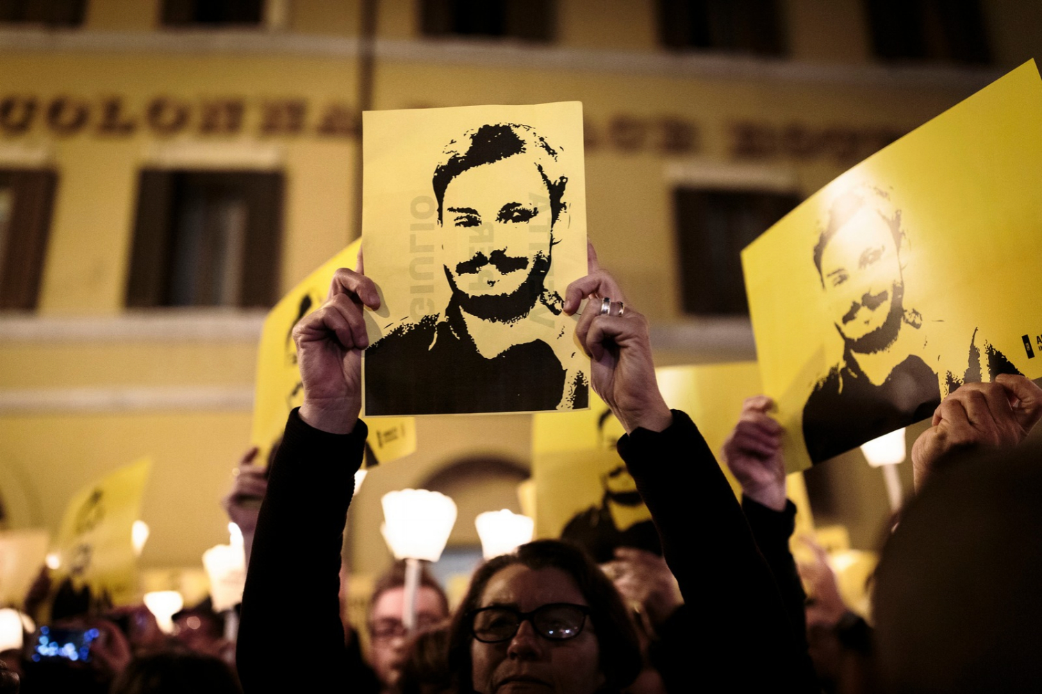 le foto di giulio regeni mostrate durante le manifestazioni per chiedere giustizia