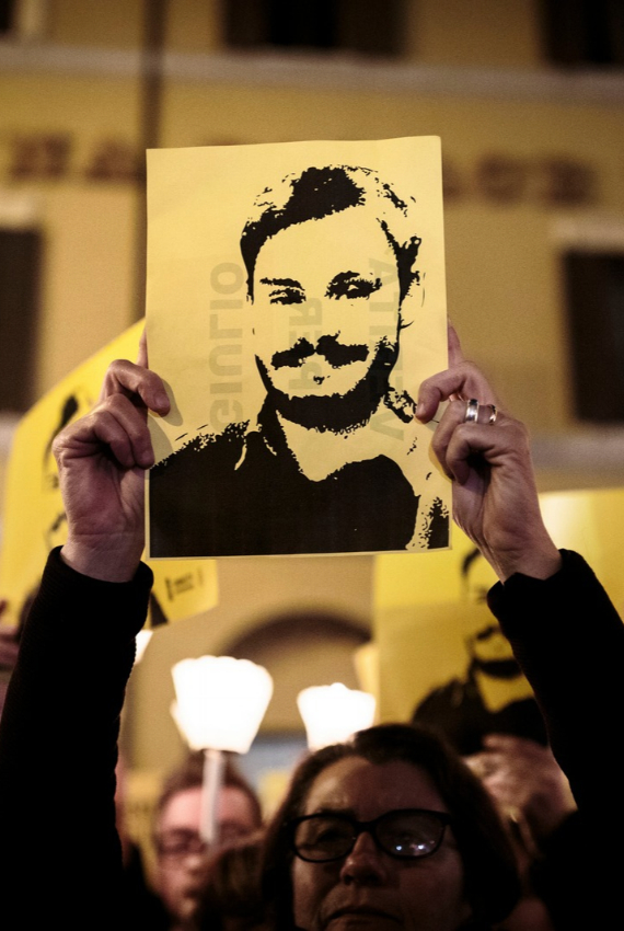 le foto di giulio regeni mostrate durante le manifestazioni per chiedere giustizia
