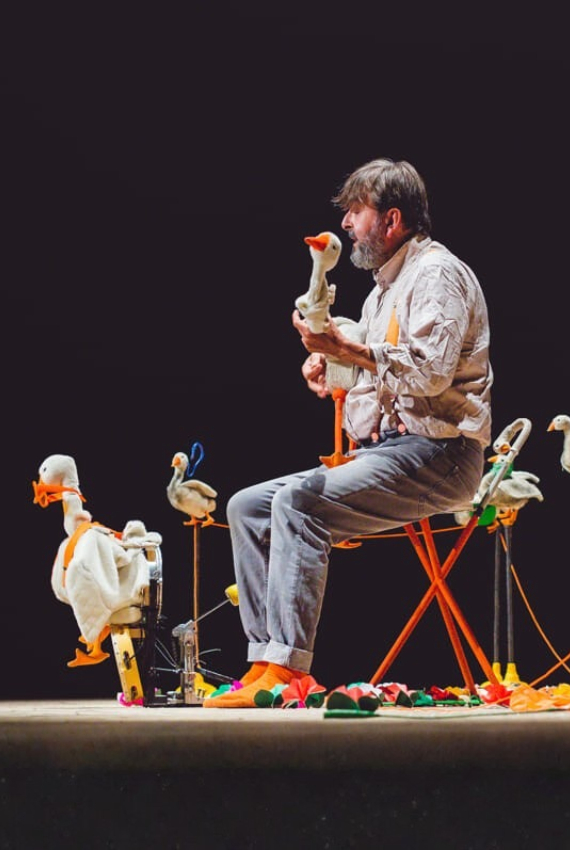 silvano antonelli suona la chitarra tra i suoi anatroccoli