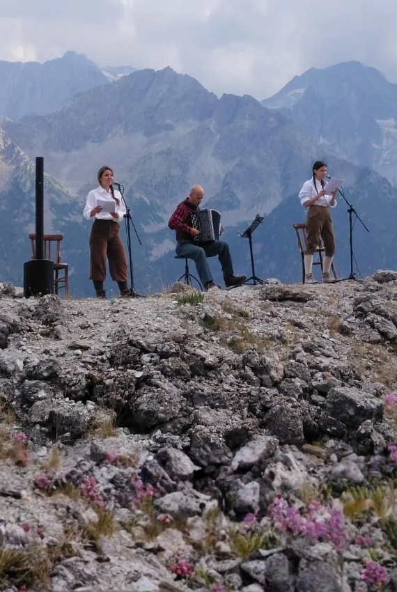 i musicisti sulla cima della montagna