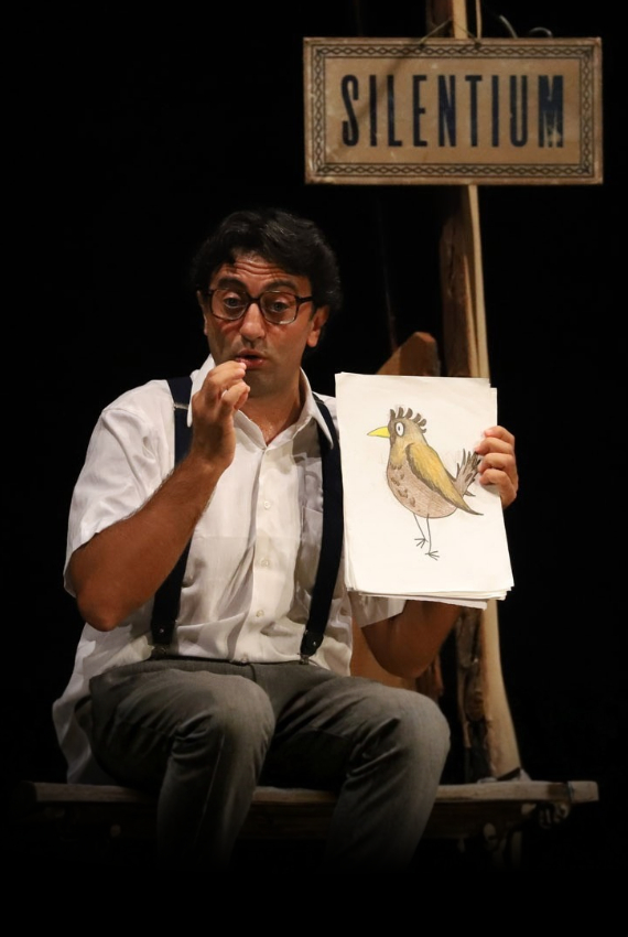 marco continanza regge un cartello che recita "silentium"
