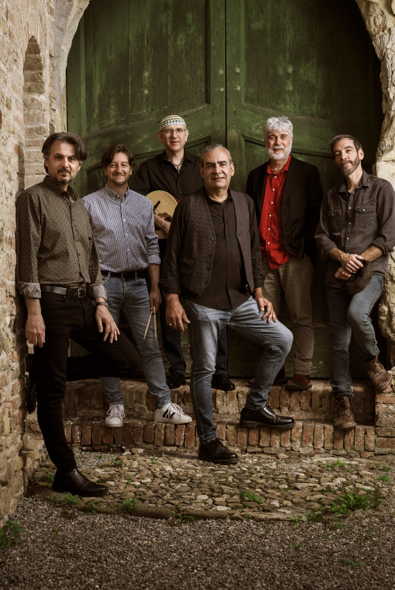 il gruppo al completo davanti a un vecchio portone