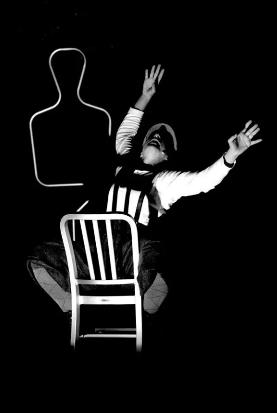 l'attrice in scena in bianco e nero