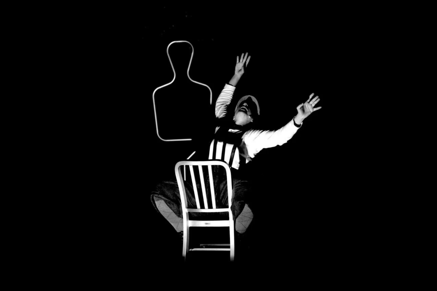 l'attrice in scena in bianco e nero