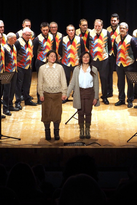 le attrici assieme al coro sul palco