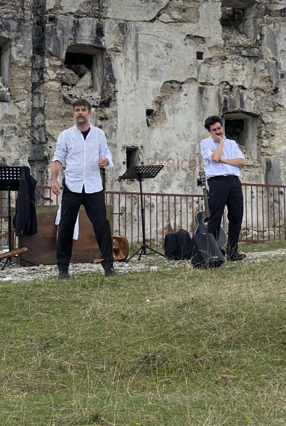 due musicisti davanti a un vecchio forte
