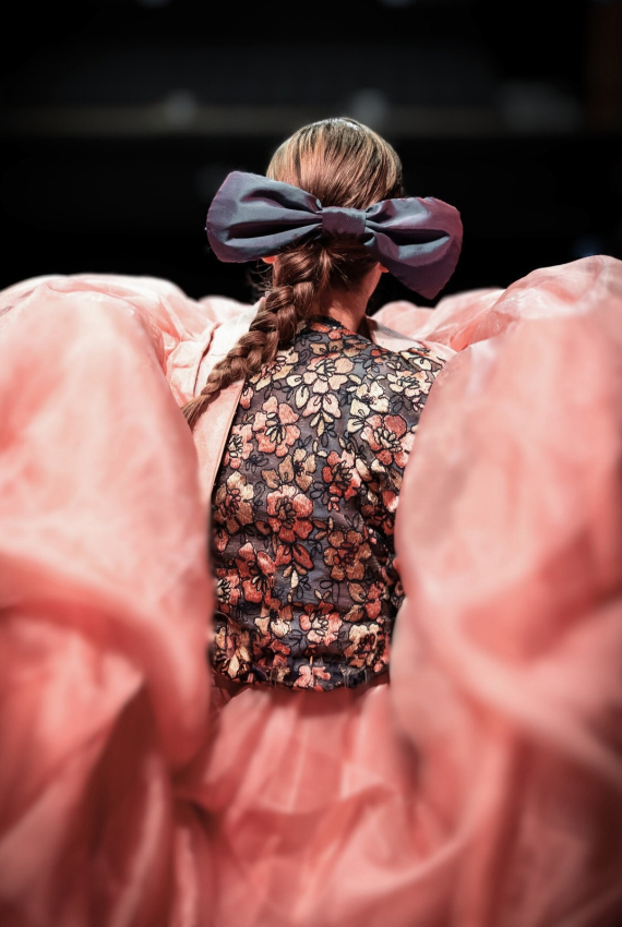 il meraviglioso e pomposo vestito indossato dall'imperatrice, ricamato di pizzi rosa